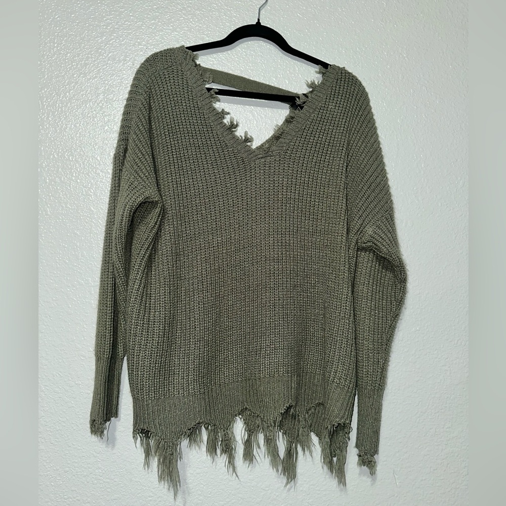 It is a women’s sweater size small. In great condition.
